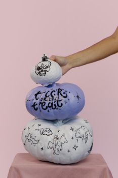 粉红色背景上，独特的彩绘南瓜堆以格林童话为主题，并配有头骨和幽灵的插图