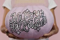 这个带有“万圣节快乐”字样的粉色南瓜特写镜头，非常适合节日主题