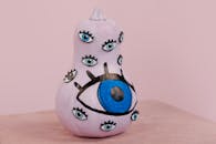 粉红色背景上，独特的南瓜装饰着多只画出的眼睛，是完美的万圣节装扮