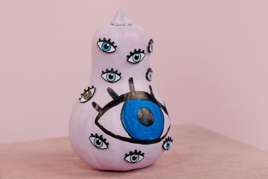 粉红色背景上，独特的南瓜装饰着多只画出的眼睛，是完美的万圣节装扮