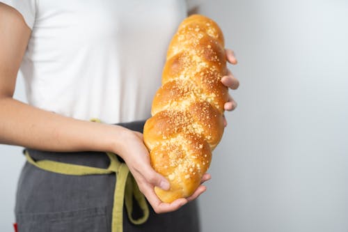 Free Close-Up Shot of a Person Holding a Delicious Bread Stock Photo