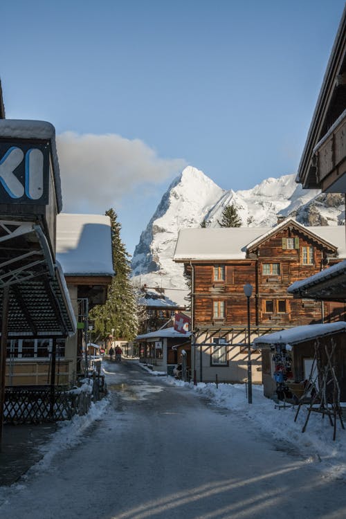 Ilmainen kuvapankkikuva tunnisteilla alppimaja, hiihtokeskus, lumi