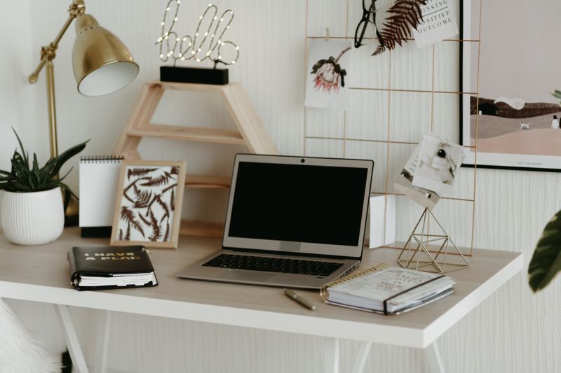 Laptop stand portable aluminium yang bisa dilipat dan dibawa ke mana saja