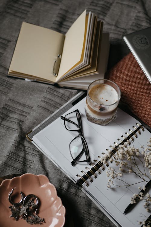 Lunettes Encadrées Noires Sur Cahier Blanc