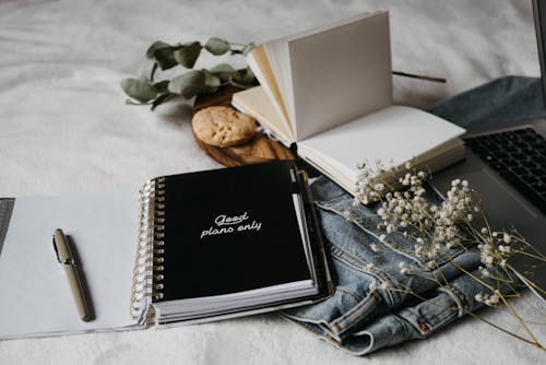 Cahier Noir Sur Textile Blanc