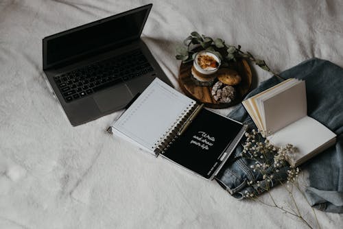 Livre Noir Et Blanc à Côté De L'ordinateur Portable Noir Et Argent