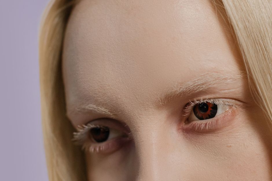 Mapping blonde eyebrows using the golden ratio for a perfect soft arch Mapping blonde eyebrows using the golden ratio for a perfect soft arch