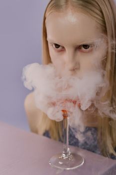 一位金发女子透过鸡尾酒的烟雾凝视，营造出神秘的氛围