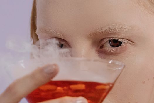 这款带有干冰烟雾的怪异鸡尾酒，非常适合万圣节庆祝活动