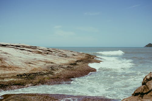 Ilmainen kuvapankkikuva tunnisteilla aalto, horisontti, kallio Kuvapankkikuva