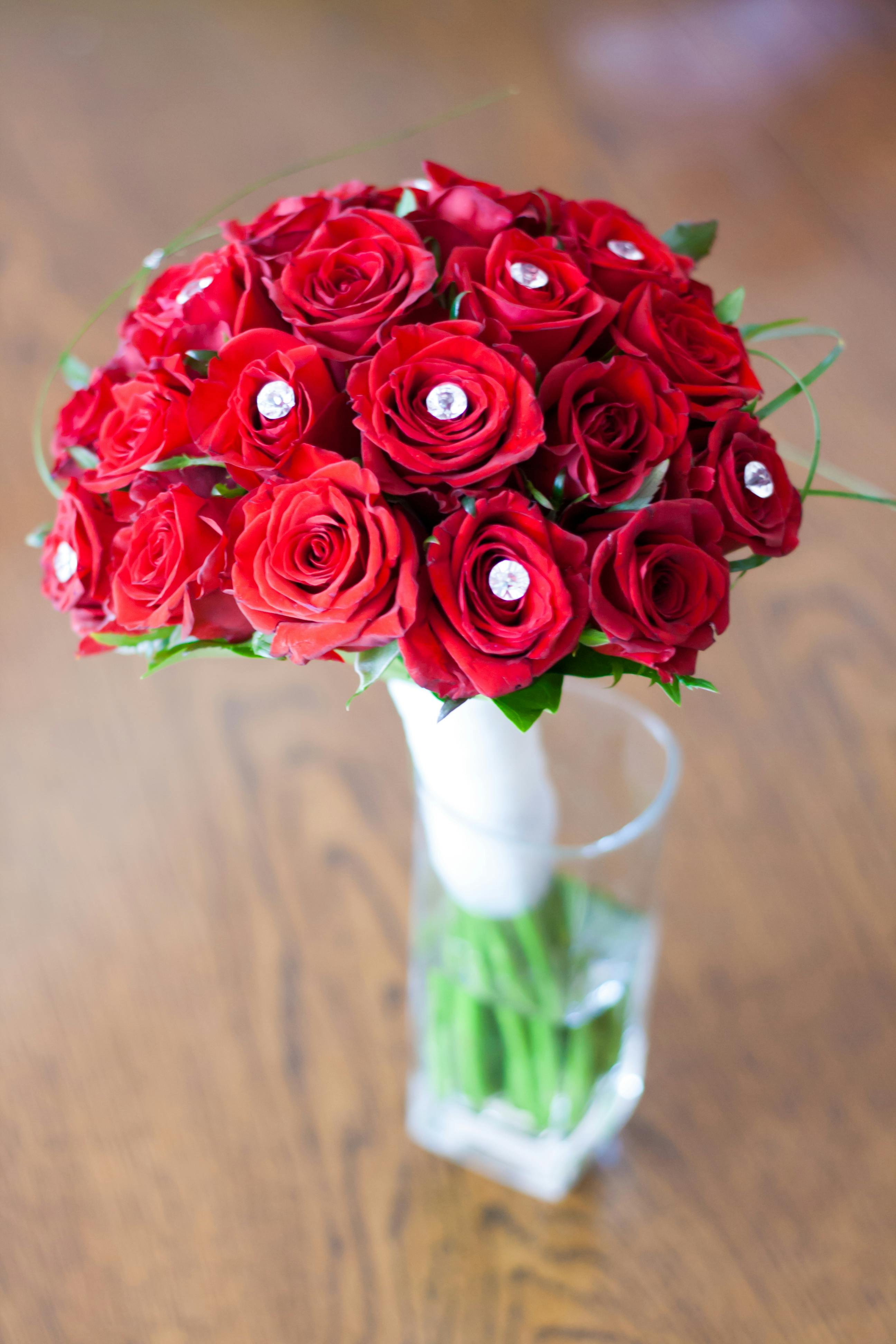 red bouquet roses bridal