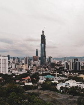 从空中俯瞰吉隆坡，迷人的天际线以标志性的摩天大楼和郁郁葱葱的绿化为特色