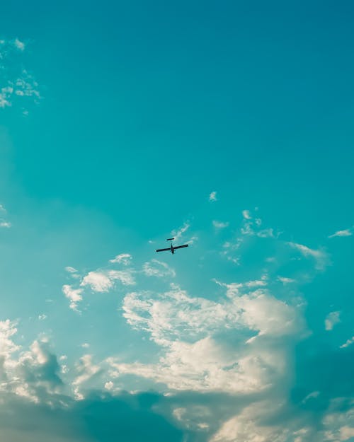 Kostenlos Kostenloses Stock Foto zu blauer himmel, fliegen, flugzeug Stock-Foto