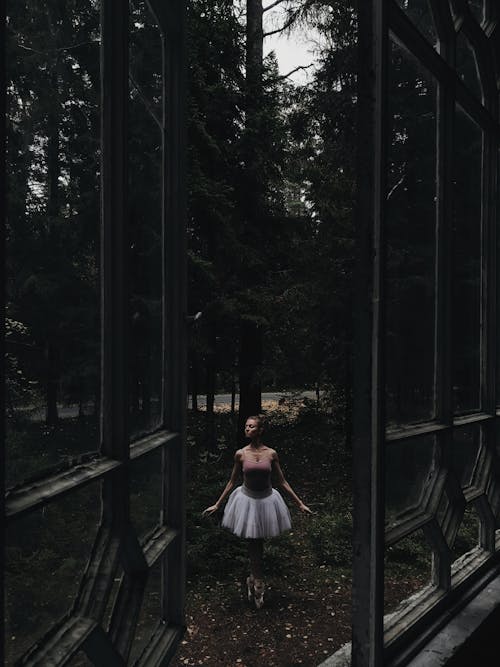 Femme En Robe Blanche Debout Sur Un Pont En Bois