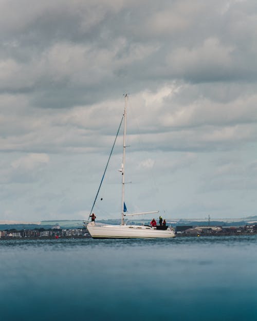 grátis Foto profissional grátis de água, barco, barco a vela Foto profissional