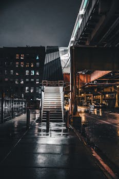 芝加哥城市建筑的戏剧性夜间景观，凸显了光线昏暗的立交桥和楼梯