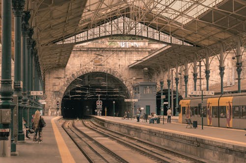 Foto profissional grátis de estação de trem, estrada de ferro, pessoas