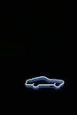 极简主义汽车霓虹标志在黑色背景上，非常适合现代设计主题