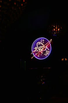 黑色背景上，充满活力的霓虹灯描绘着太空主题