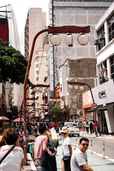 充满活力的城市里，街景中独特的灯柱与多元化的人群交相辉映
