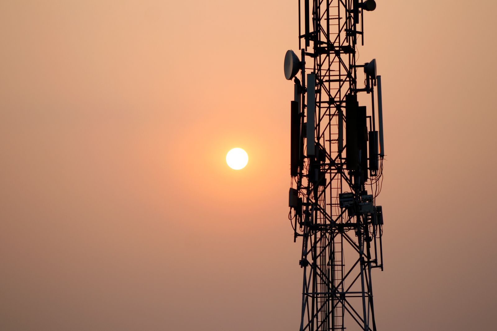 Infraestrutura de rede de telecomunicações com antenas e cabos