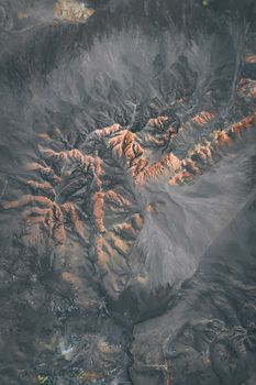 从空中俯瞰，令人惊叹的岩石地形展现出崎岖的自然构造与宁静的风景