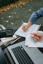 学生们在公园里一起完成户外作业