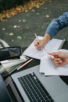学生们在公园里一起完成户外作业