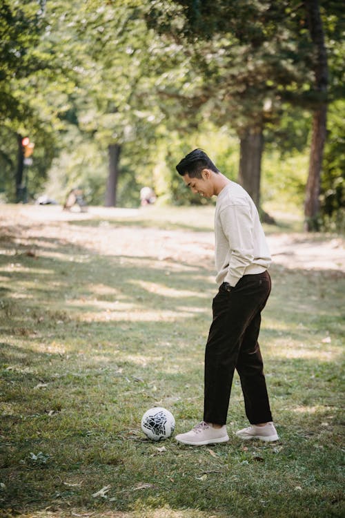 Allegro Uomo Etnico Che Gioca Con Il Pallone Da Calcio Nel Parco