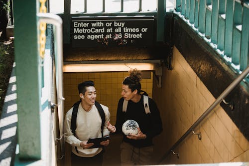 Dos Hombres Jóvenes En Una Estación De Metro