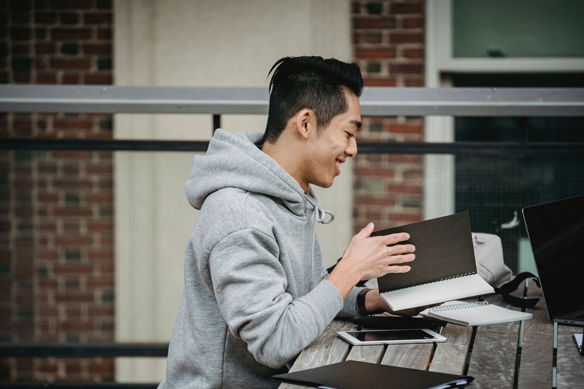 Nghiên cứu thị trường là chìa khóa để xác định mức lương phù hợp.