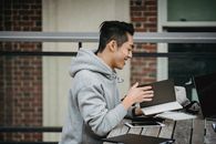 学生们快乐地利用技术和笔记在户外学习