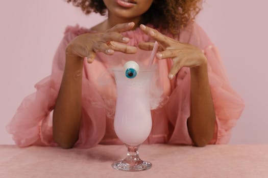 这款以格林童话为主题的鸡尾酒，装饰着眼球造型，非常适合幽灵主题的庆祝活动