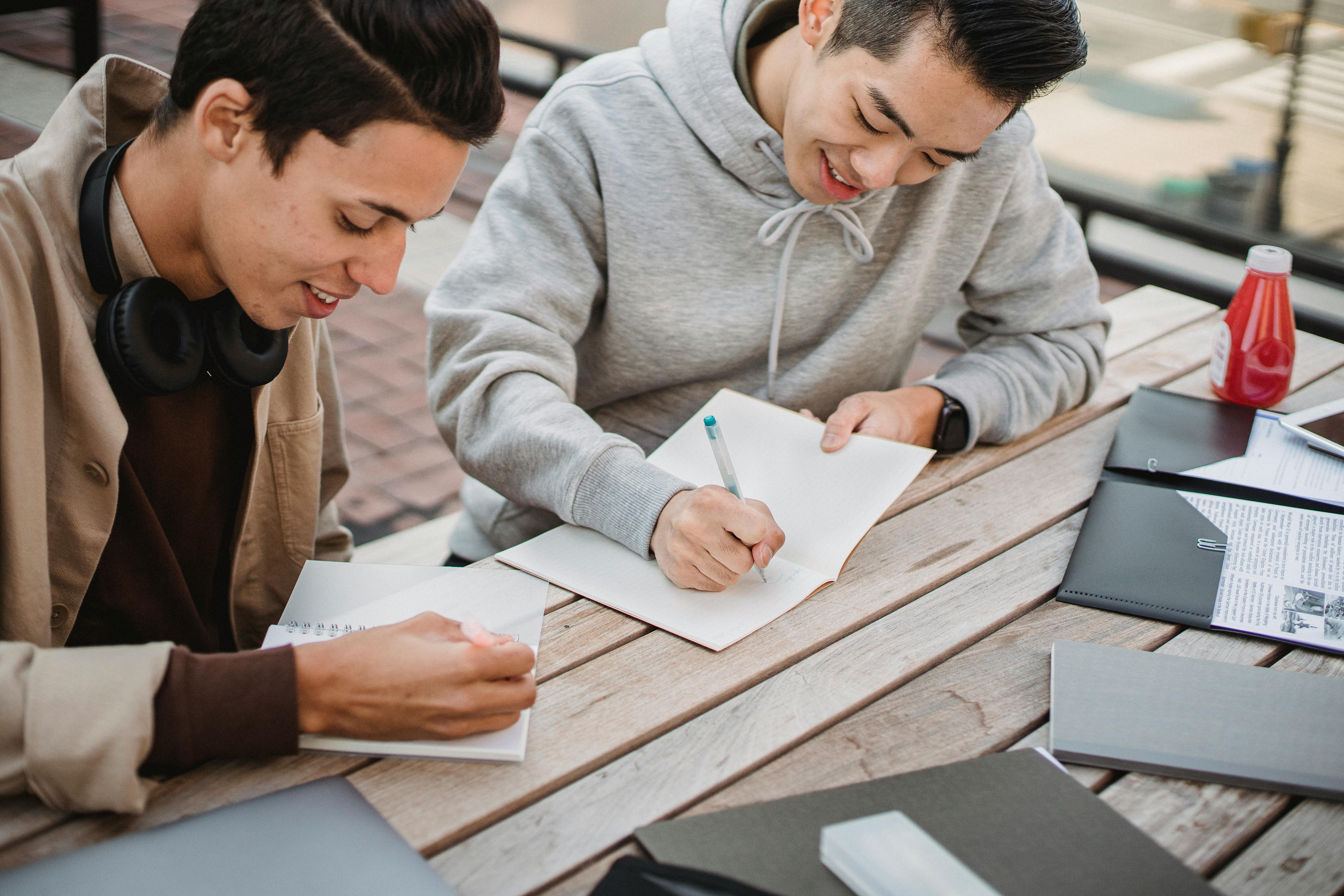 


<h3>Logement Étudiant et Options d’Hébergement</h3>
<p>Le <b>logement étudiant</b> au Portugal est une préoccupation majeure pour les étudiants internationaux, mais rassurez-vous, le pays offre une variété d’options d’hébergement adaptées à tous les besoins et budgets. Beaucoup d’universités proposent des résidences universitaires abordables, offrant ainsi une solution de logement pratique et sécurisée pour les étudiants. Ces résidences sont souvent situées à proximité des campus, facilitant ainsi l’accès aux cours et aux ressources académiques.</p>
<p>En plus des résidences universitaires, de nombreuses villes portugaises proposent un large éventail d’options de logement, allant des appartements partagés aux studios indépendants. Les <i>options d’hébergement</i> hors campus sont populaires parmi les étudiants internationaux qui souhaitent une plus grande autonomie et une expérience de vie plus indépendante. Quel que soit le choix, les étudiants étrangers trouveront des solutions de logement adaptées à leurs besoins, ce qui facilite grandement leur <b>intégration</b> dans la vie étudiante au Portugal.</p>
<h3>Activités Culturelles et Loisirs</h3>
<p>La vie étudiante au Portugal ne se limite pas aux salles de classe. Le pays offre une pléthore d’<b>activités culturelles</b> et de loisirs qui enrichissent l’expérience des étudiants internationaux. De nombreux campus universitaires abritent des centres culturels et des clubs d’étudiants qui organisent des événements artistiques, des conférences, des ateliers, et des spectacles. C’est l’occasion idéale pour les étudiants de découvrir la richesse de la culture portugaise et d’explorer de nouvelles passions.</p>
<p>En dehors du campus, les villes portugaises regorgent d’options de loisirs, qu’il s’agisse d’explorer les magnifiques plages de l’Algarve, de déguster des spécialités locales dans des restaurants pittoresques, ou de participer à des festivals culturels animés. La <i>vie étudiante</i> au Portugal offre un équilibre entre l’apprentissage académique et la découverte de la culture, offrant ainsi une expérience complète aux étudiants internationaux. Que vous soyez passionné par l’art, la musique, le sport, ou la cuisine, le Portugal a quelque chose à offrir à chacun.</p>
<p> » /><br />
Le chapitre dédié à <b>la vie étudiante au Portugal</b> révèle une expérience riche en découvertes culturelles, académiques et sociales pour les étudiants internationaux. L’un des aspects les plus marquants de la vie étudiante au Portugal est sans aucun doute sa <b><a href=