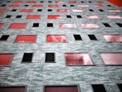 当代建筑采用红色玻璃窗，外观呈几何图案