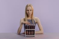 紫色背景上摆放着试管，一个面色苍白的女人身处诡异的环境，这画面非常适合万圣节主题