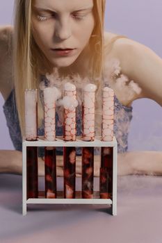 这是一幅概念肖像，画中一名女子正观察着雾气缭绕的试管，唤起了恐怖的万圣节氛围
