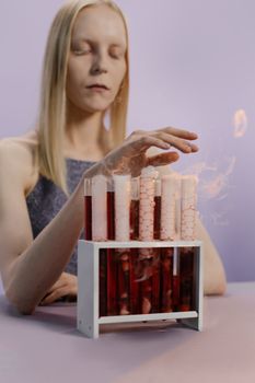 一个女人与吸烟的试管互动，营造出幽灵般的神秘气氛