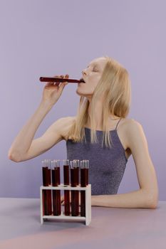 一张概念图像：一名女性从试管中喝水，背景为紫色