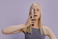 这幅超现实肖像中，一名女子手持装有红色液体的试管，唤起神秘与幻想