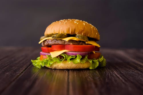 burger, çörekler, domates içeren Ücretsiz stok fotoğraf