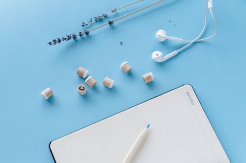 Free White Earbuds and White Ipad Stock Photo