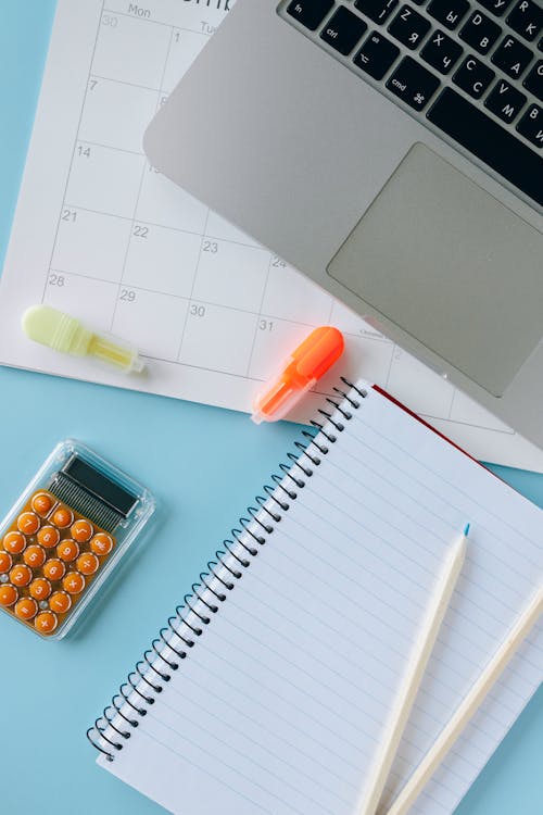 Foto profissional grátis de caderno, calculadora, calendário