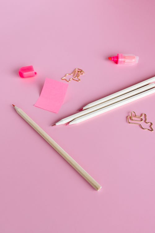 Fotos de stock gratuitas de lápices de colores, rotulador, superficie rosa