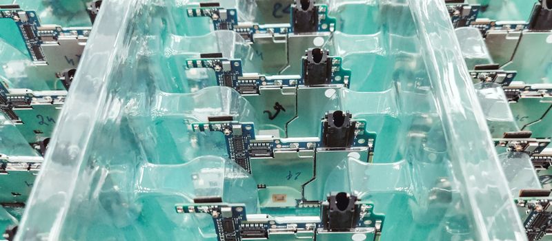 半導体工場で並ぶ電子回路基板の生産現場。SKハイニックスの自社株買い発表に関連し、半導体産業の活況を象徴するイメージ。