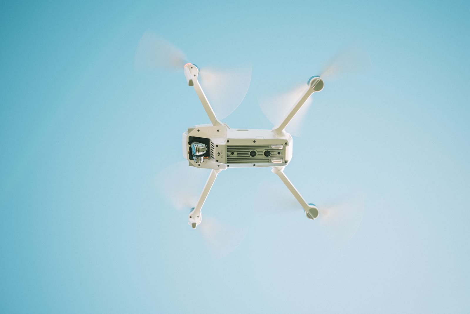 drone em voo sobre área urbana