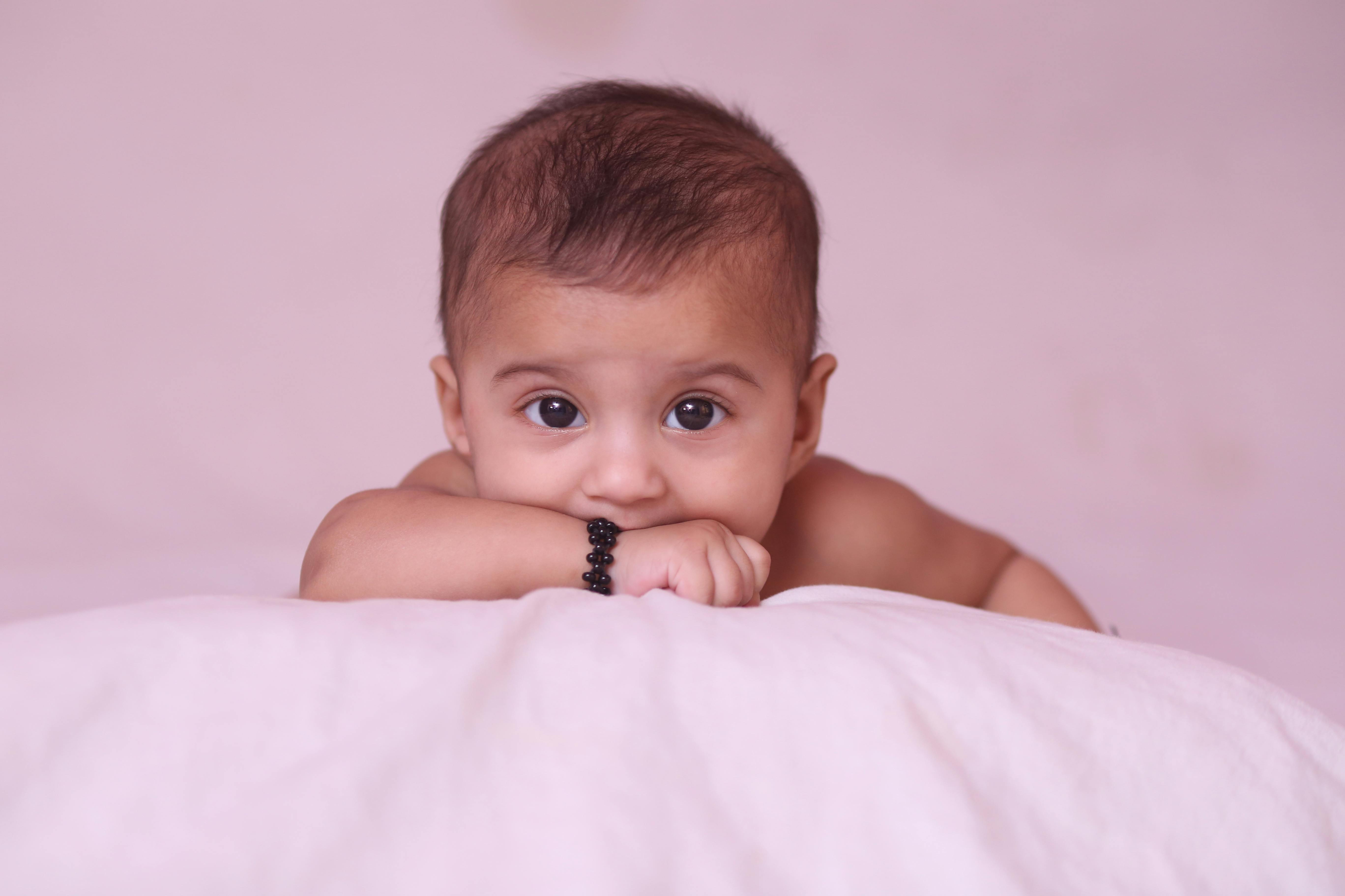 Topless Baby Lying on White Bed \u00b7 Free Stock Photo