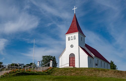 Kostenloses Stock Foto zu architektur, blauer himmel, hrise kirche