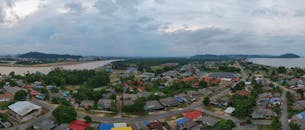 从空中俯瞰沿海村庄，可见多样化的景观、树木和房屋