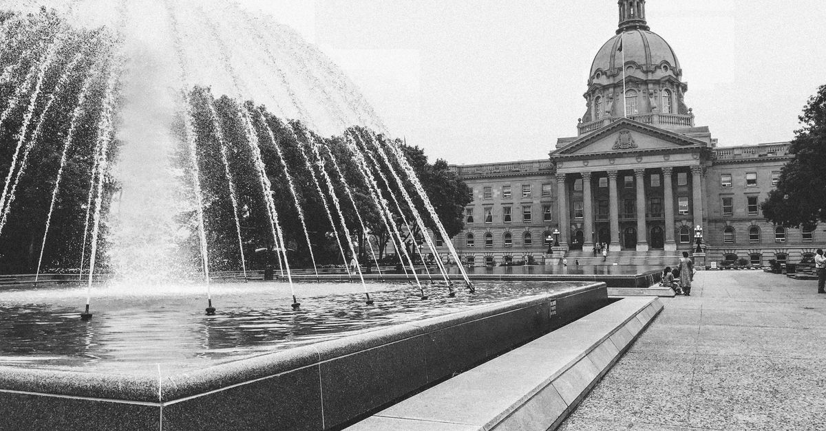 Danielle Smith bác bỏ kêu gọi hủy bỏ trưng cầu dân ý Alberta giữa chiến tranh thương mại